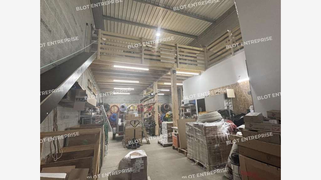 A louer locaux d'activités 234m² Montbert RD137