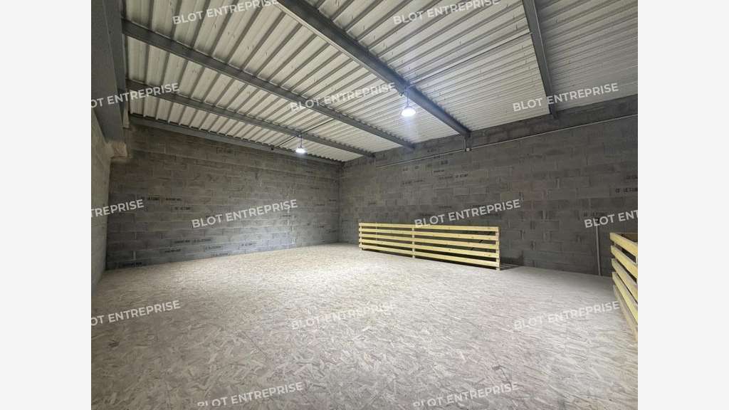 A louer locaux d'activités 234m² Montbert RD137