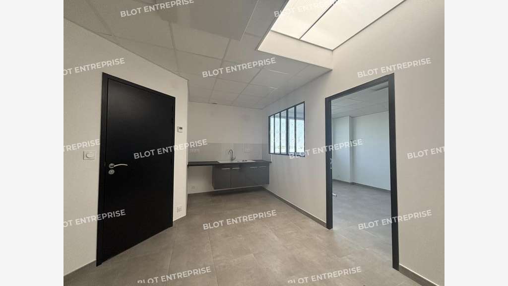 A louer locaux d'activités 234m² Montbert RD137