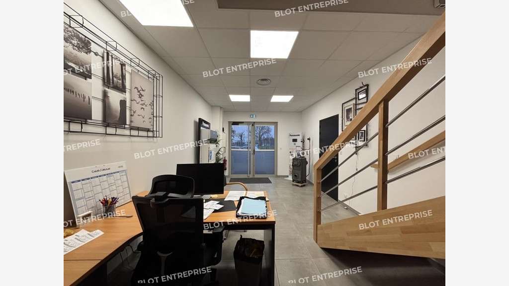 A louer locaux d'activités 234m² Montbert RD137