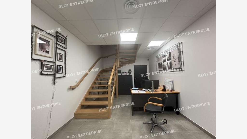 A louer locaux d'activités 234m² Montbert RD137