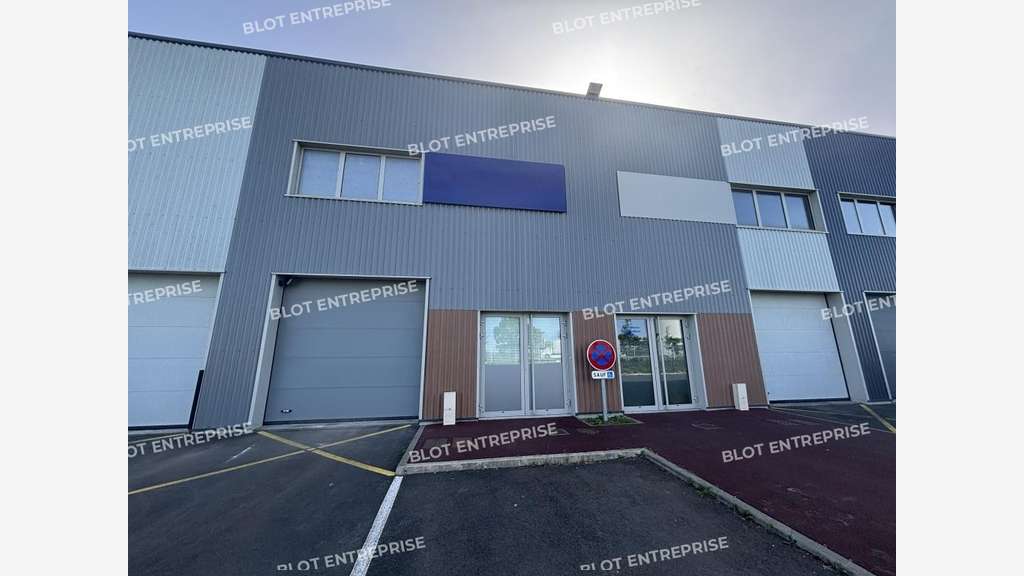 A louer locaux d'activités 234m² Montbert RD137