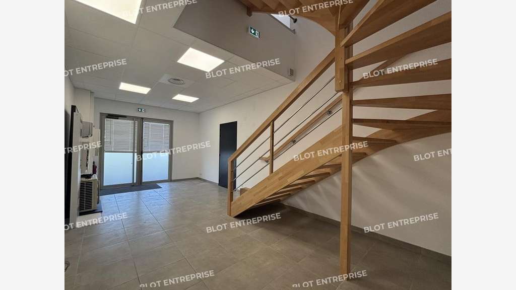 A louer locaux d'activités 234m² Montbert RD137