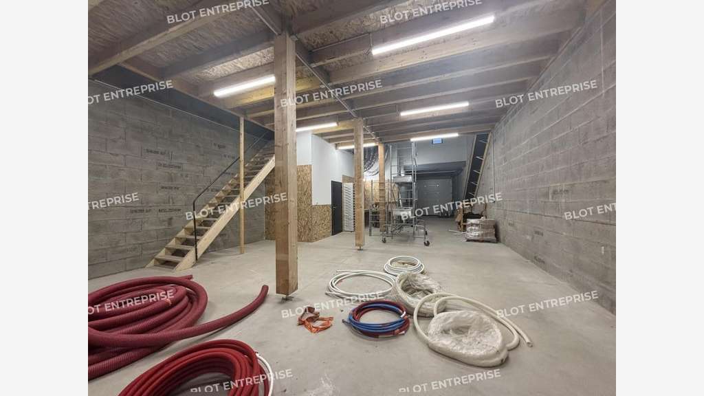 A louer locaux d'activités 234m² Montbert RD137