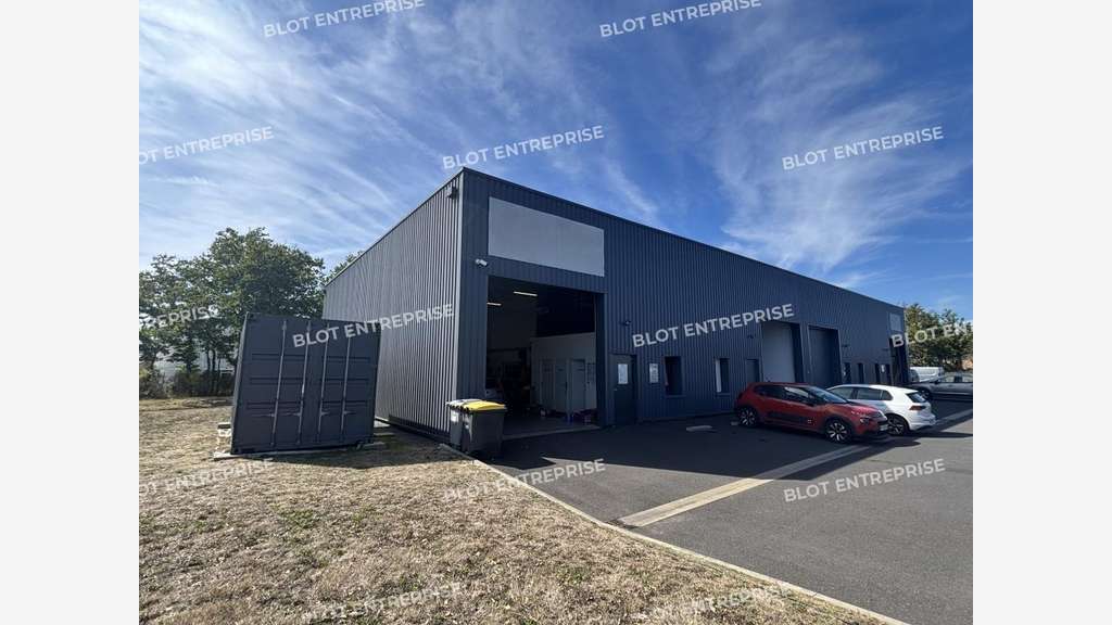 A louer cellules 340m² divisibles en 1 à Montbert