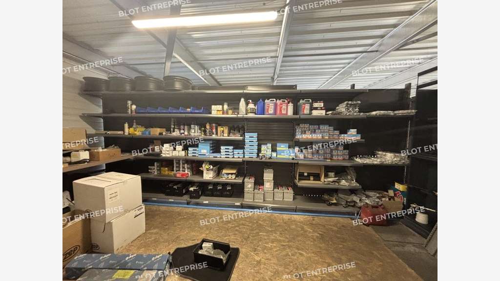 A louer cellules 340m² divisibles en 1 à Montbert