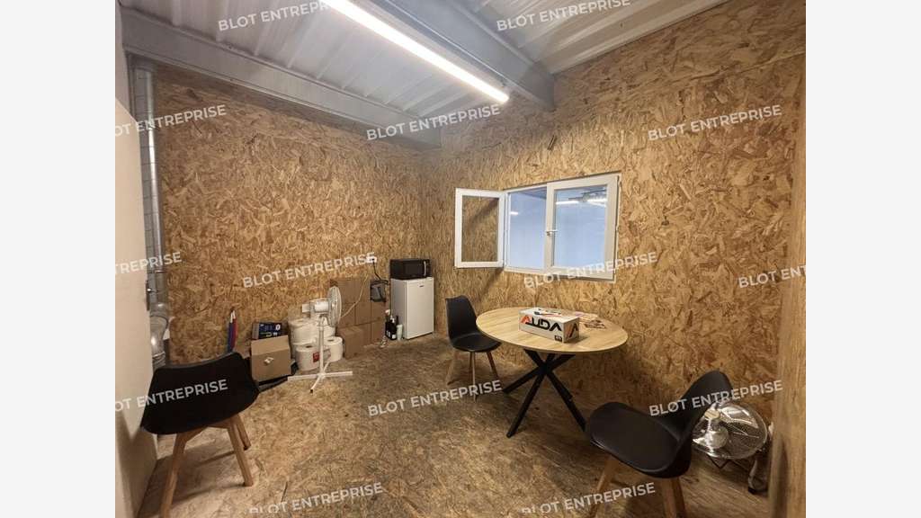 A louer cellules 340m² divisibles en 1 à Montbert
