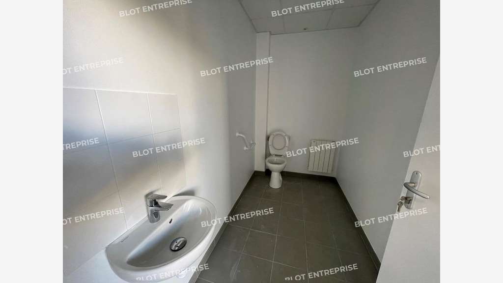 A louer cellules 340m² divisibles en 1 à Montbert