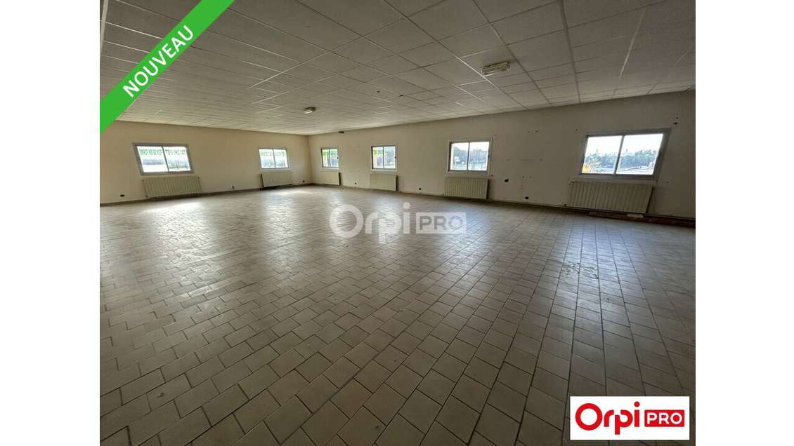 Local d'activité de 240m² à louer à Montélier