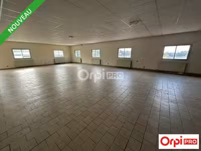 Local d'activité de 240m² à louer à Montélier
