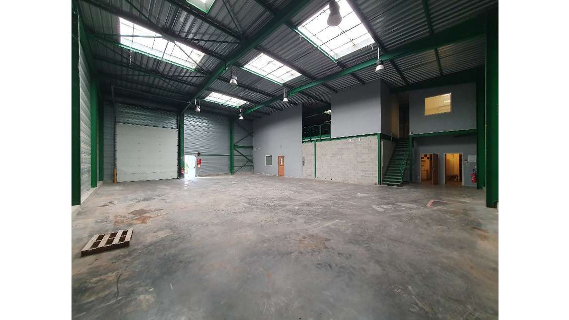 BATIMENT D'ACTIVITE 450M² BUREAUX ET STOKC