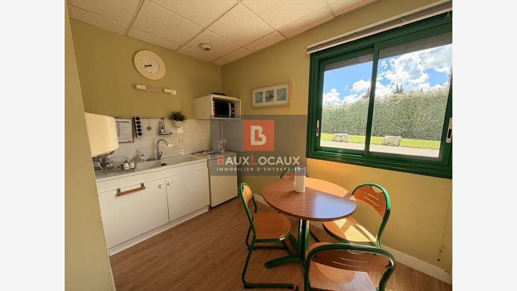 Local d'activité bureaux de 980m² à louer Monteux
