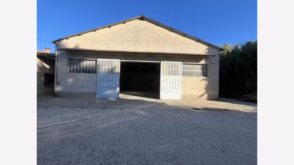 Local d'activité de 213m² à louer à Monteux