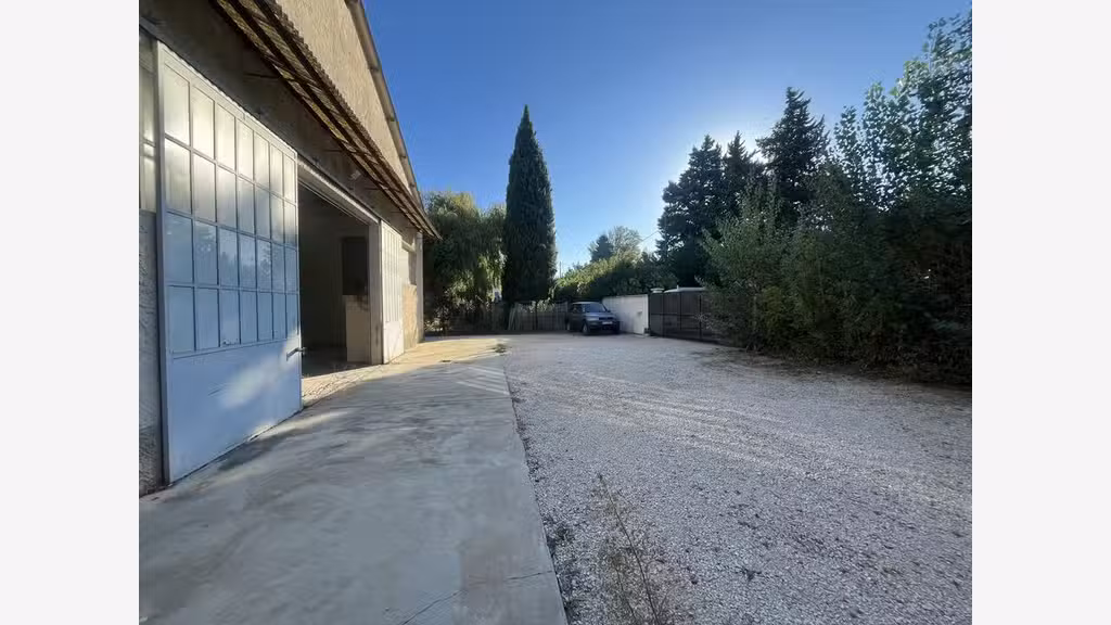 Local d'activité de 213m² à louer à Monteux