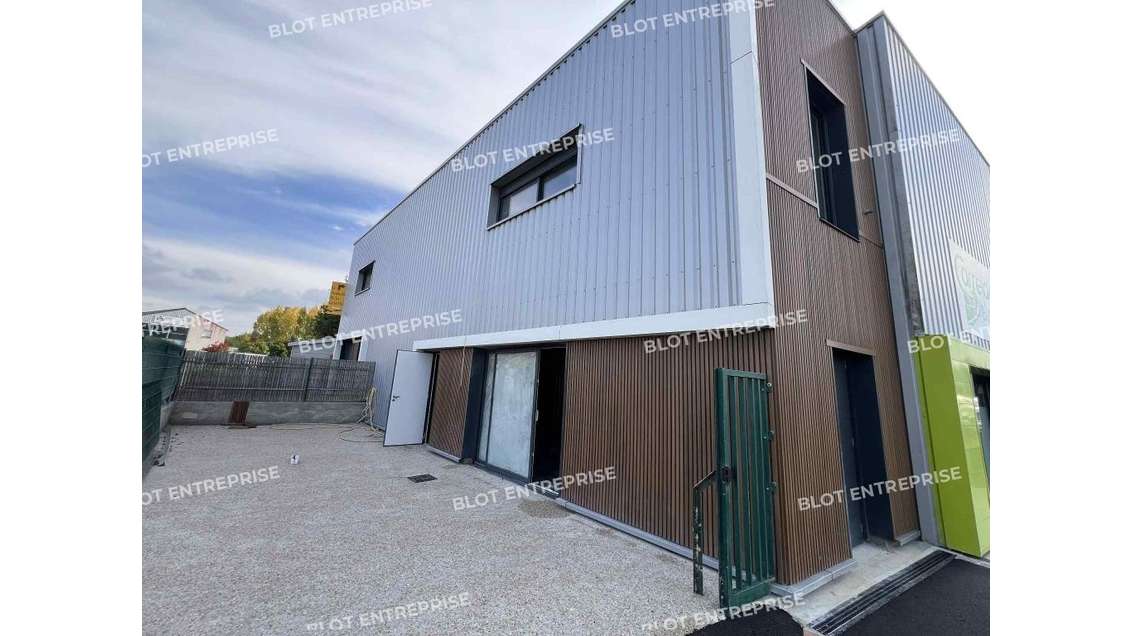 A louer local d'activités 110m² à Montfort-sur-Meu