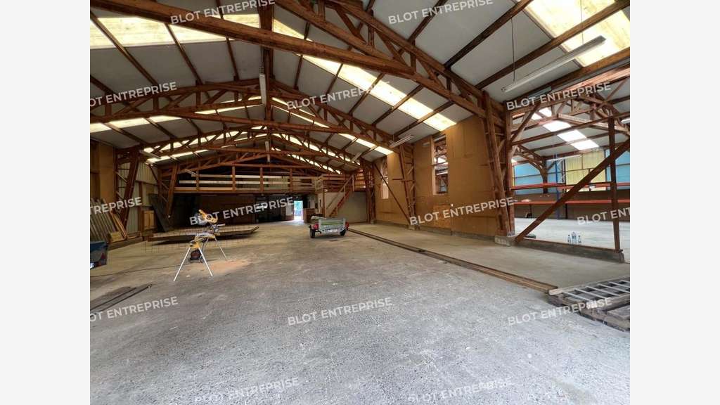 A louer local d'activités 670m² à Montfort-sur-Meu