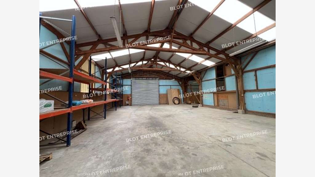A louer local d'activités 670m² à Montfort-sur-Meu