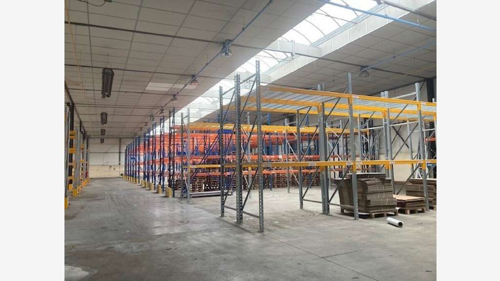 À vendre ou à louer – Entrepôt de 2 368 m² à Monti