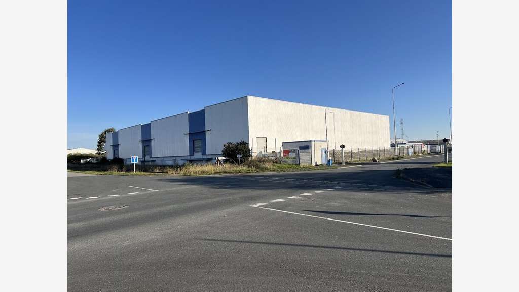 À vendre ou à louer – Entrepôt de 2 368 m² à Monti