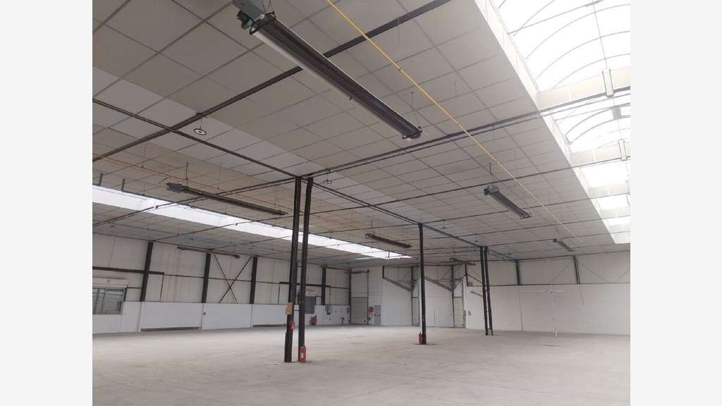 À vendre ou à louer – Entrepôt de 2 368 m² à Monti