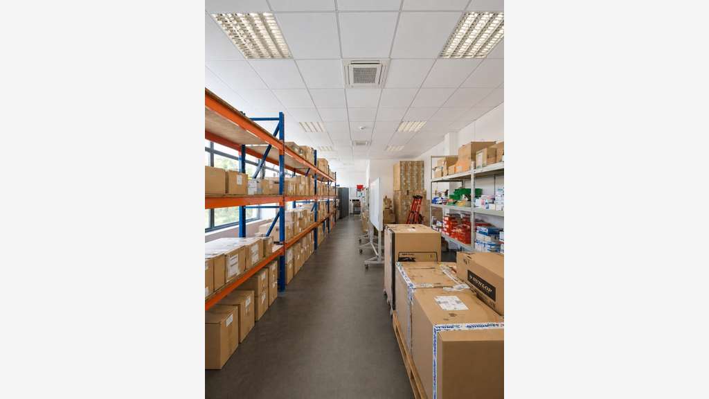 Locaux de 141m² et 247m² à louer à Montigny