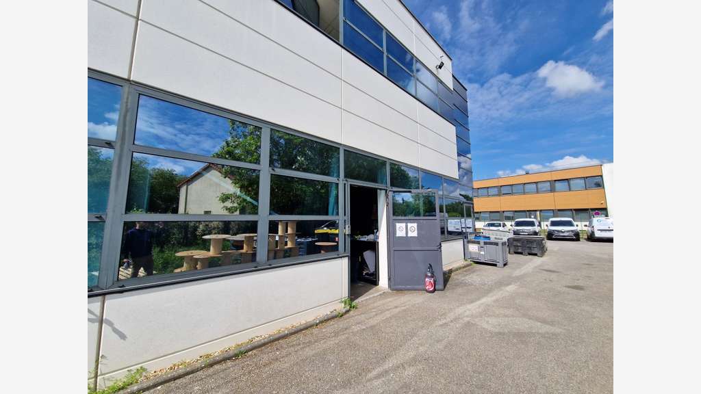 Locaux de 141m² et 247m² à louer à Montigny