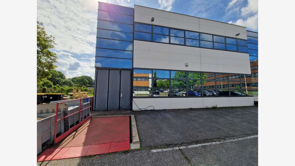 Locaux de 141m² et 247m² à louer à Montigny