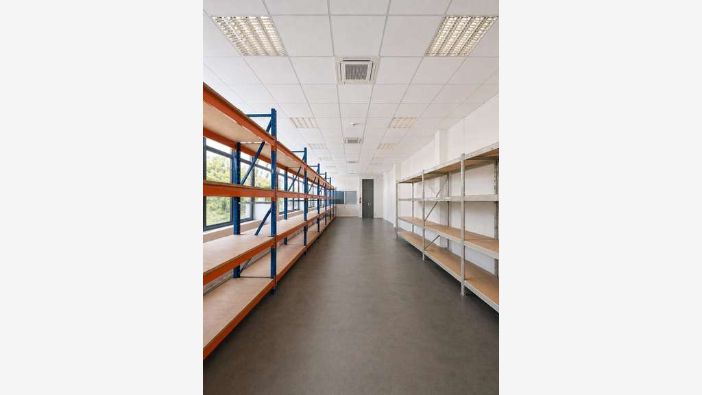 Locaux de 141m² et 247m² à louer à Montigny