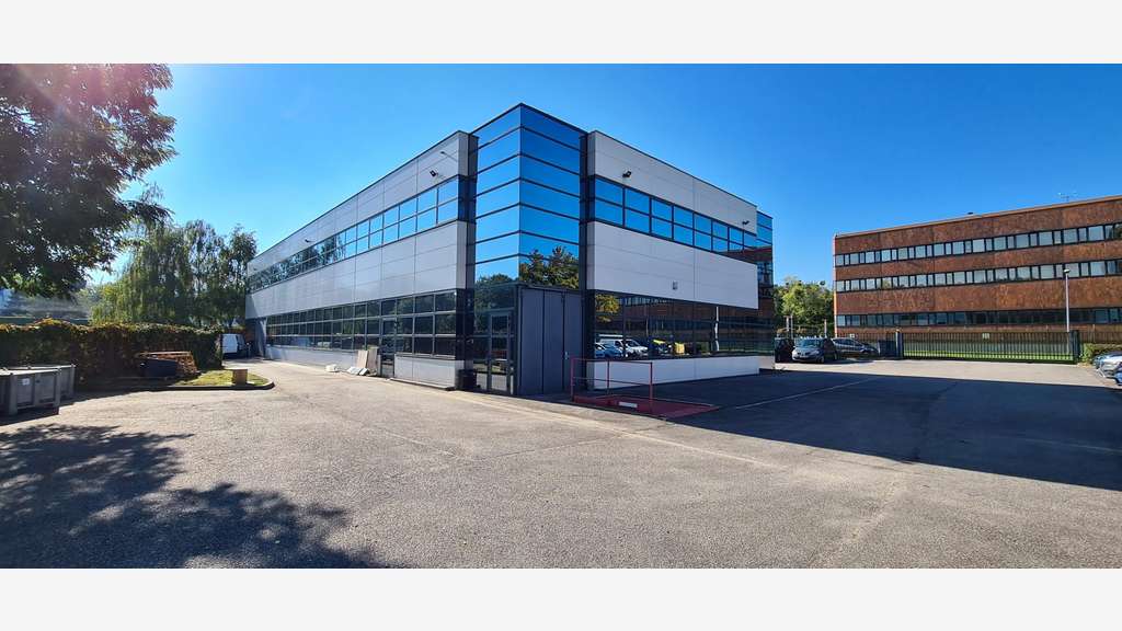 Locaux de 141m² et 247m² à louer à Montigny