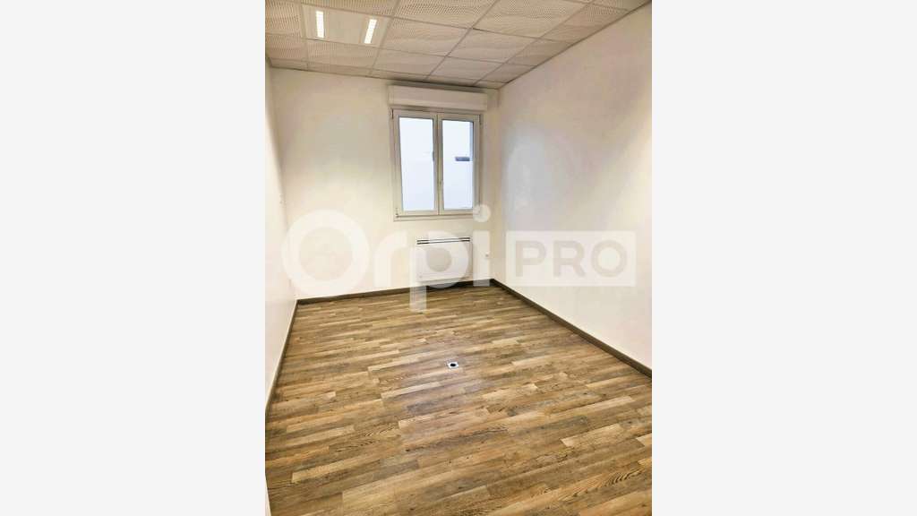 Loue local pro 160m² Montigny-Lengrain axe passant