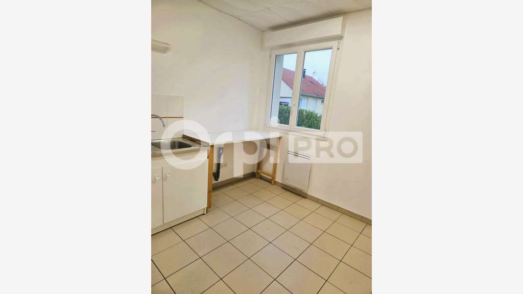 Loue local pro 160m² Montigny-Lengrain axe passant