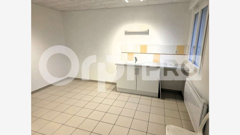 Loue local pro 160m² Montigny-Lengrain axe passant