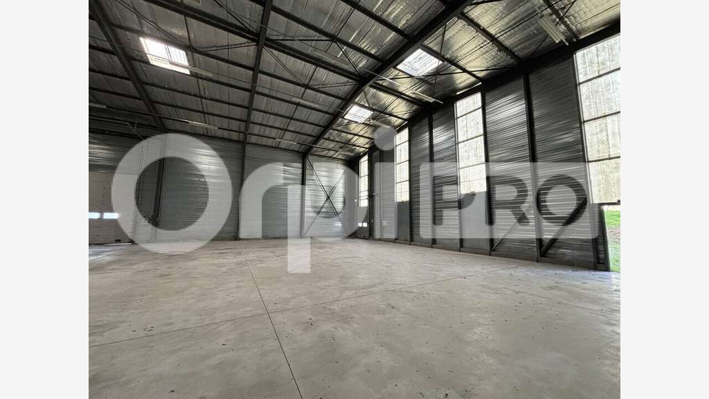 À louer entrepôt brut 695m² à Montluçon
