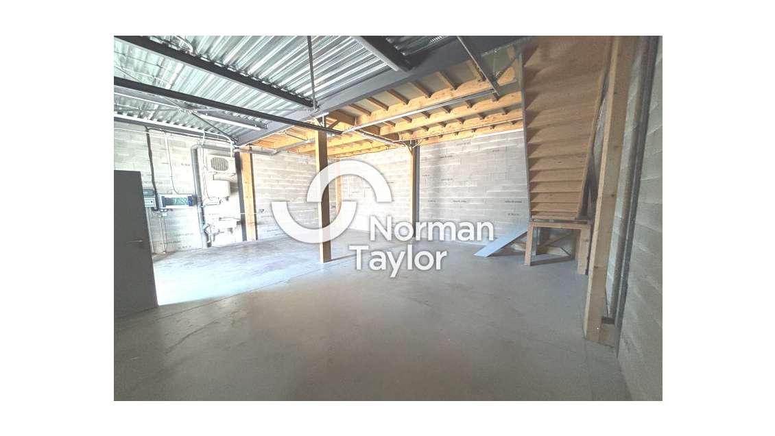 Local de stockage 137m² à louer à Montpellier