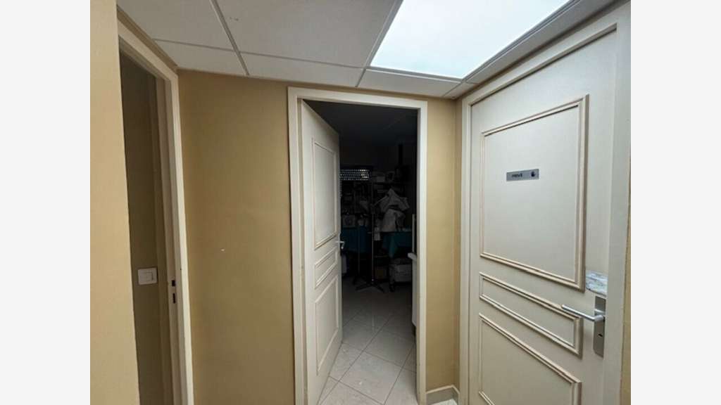 Local professionnel 110m² R+1 à louer Montpellier