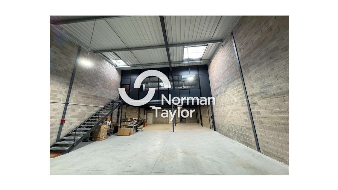 Local d'activité 345m² à louer à Mauguio 