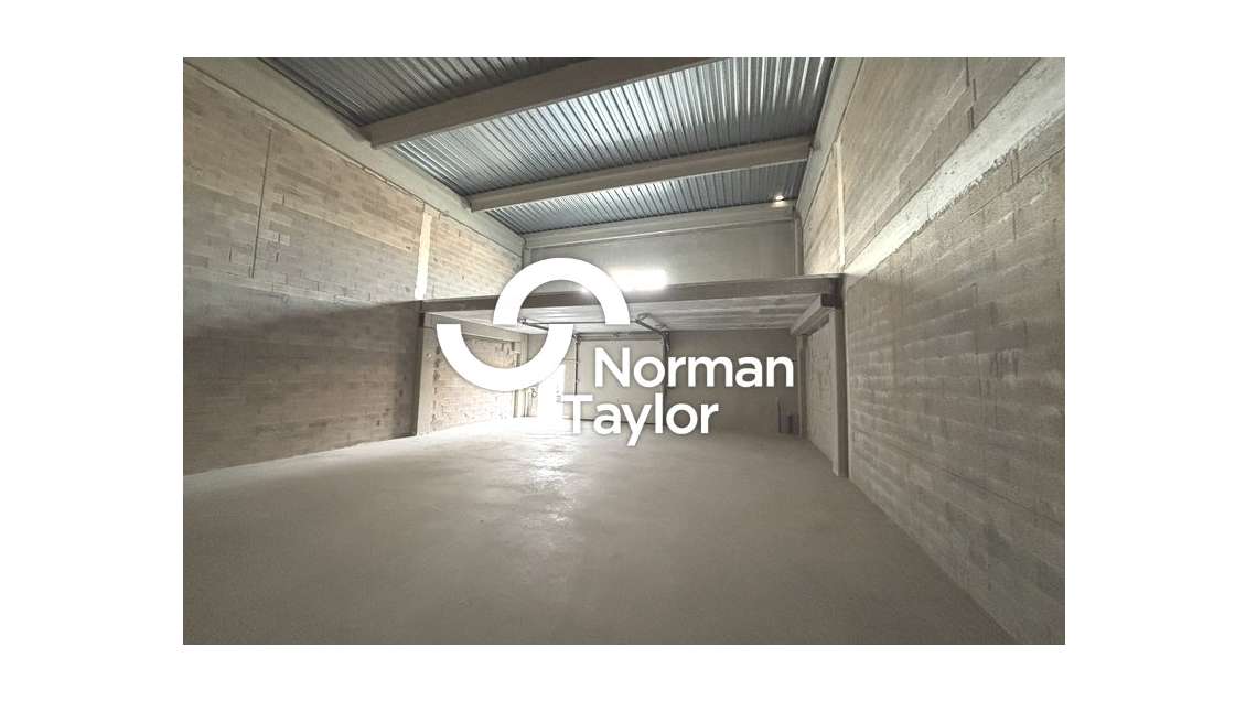 Local neuf 160m² à louer à Montpellier Est