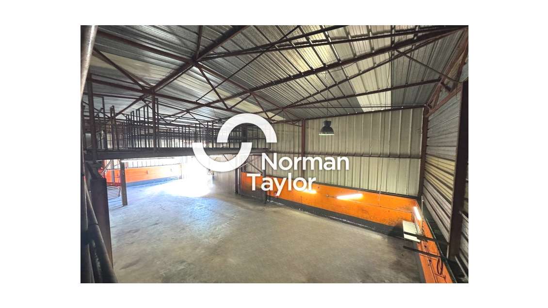 Local d'activité 425m² à louer à Montpellier Ouest