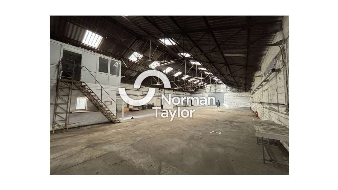 Local d'activité 450m² à louer à Montpellier Est