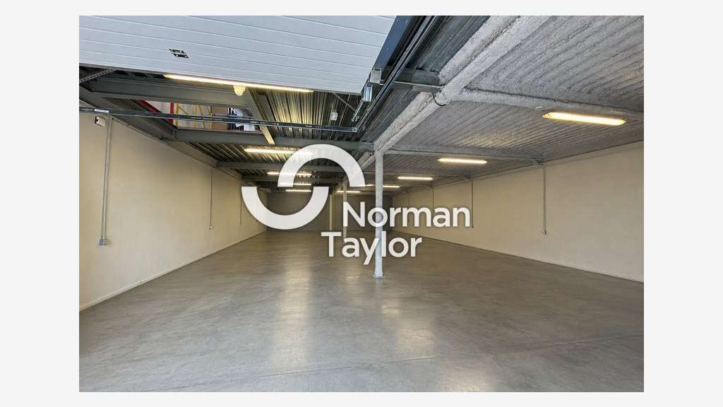 A louer local mixte 880m²  à Montpellier Garosud  