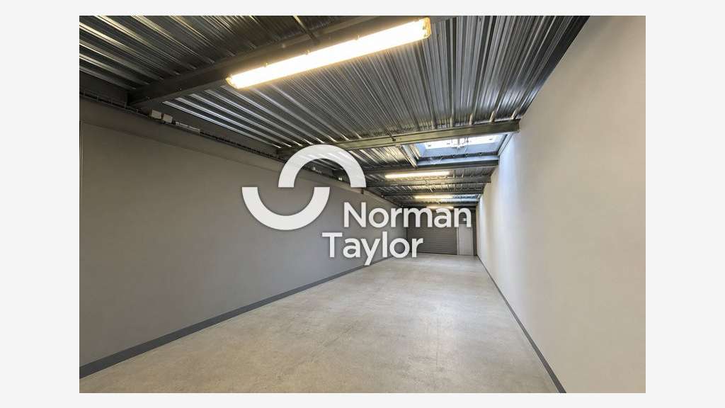 A louer local mixte 880m²  à Montpellier Garosud  