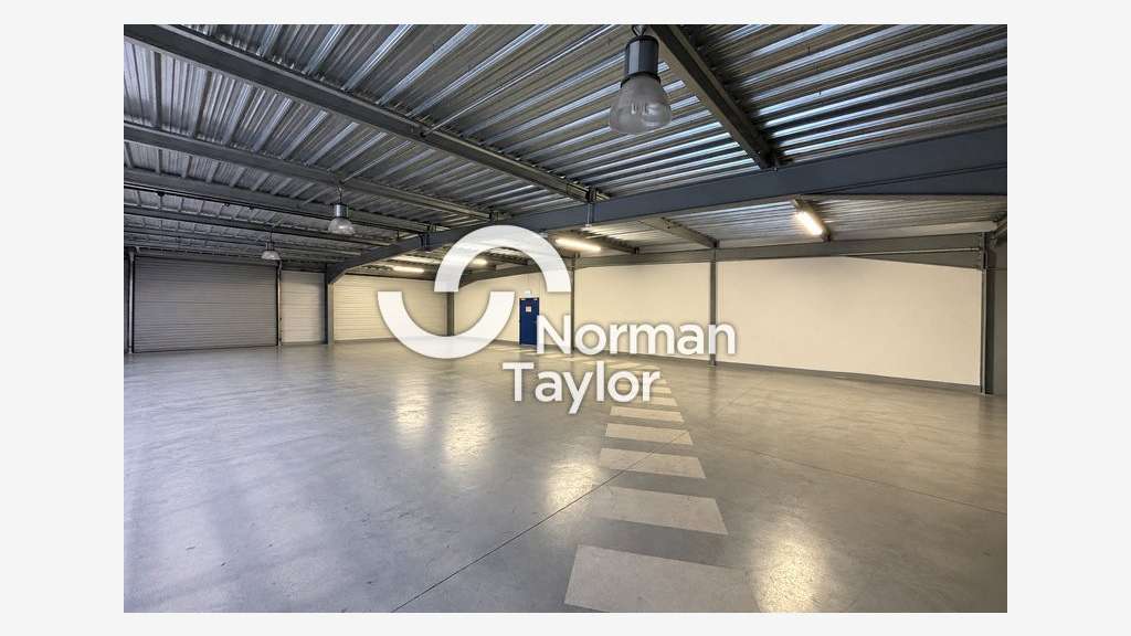A louer local mixte 880m²  à Montpellier Garosud  