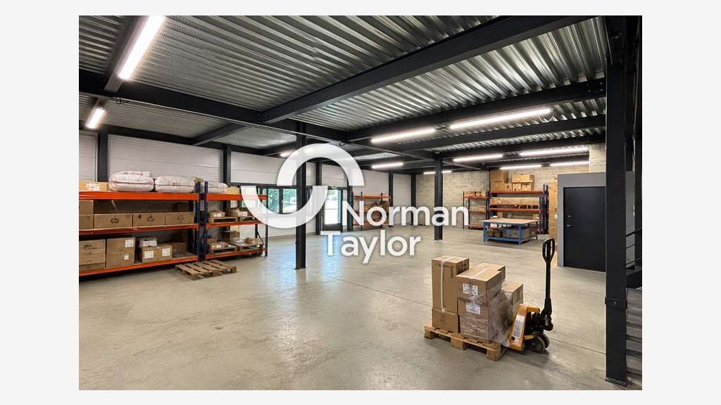 Local d'activité 427m² à louer à Montpellier Est