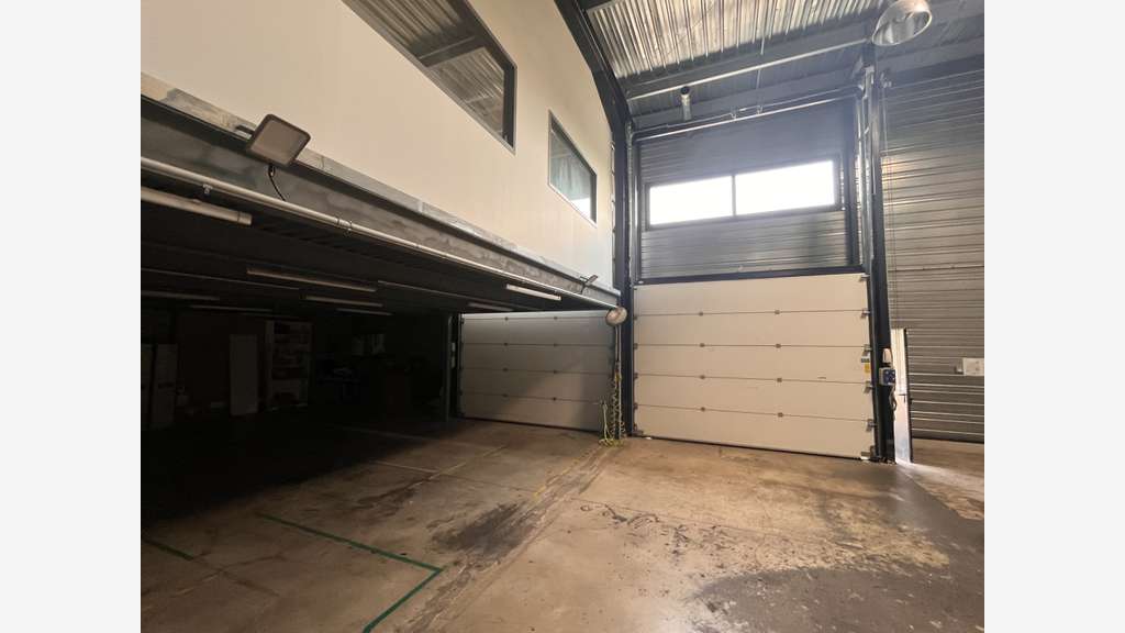 À LOUER Local d'activités de 540 m² avec bureaux
