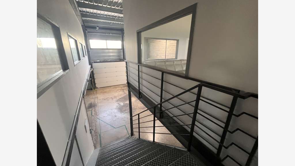 À LOUER Local d'activités de 540 m² avec bureaux