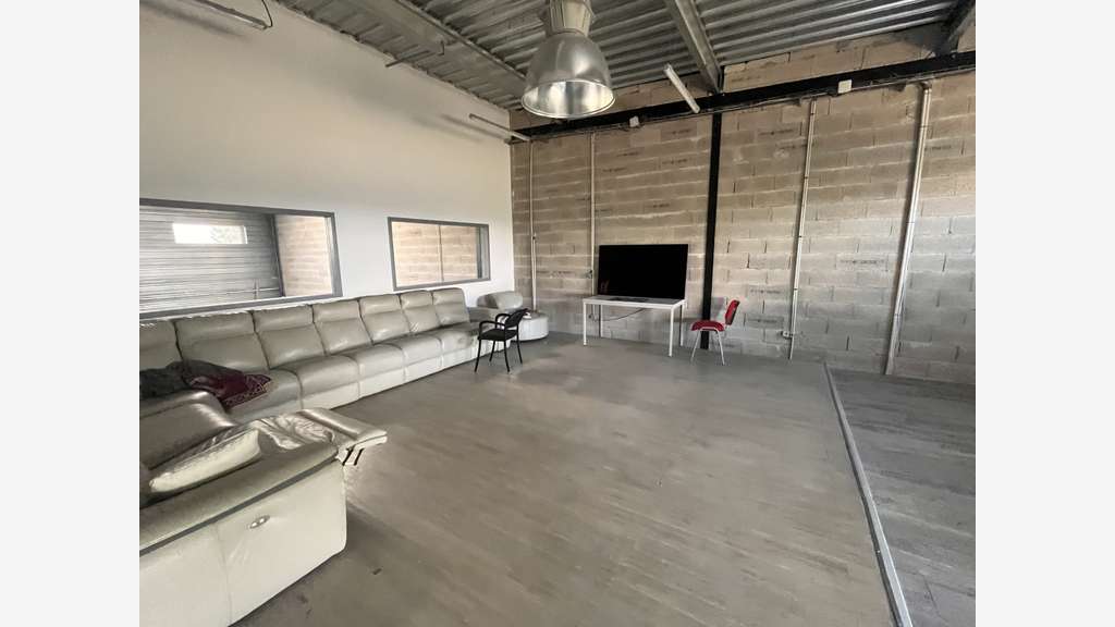 À LOUER Local d'activités de 540 m² avec bureaux