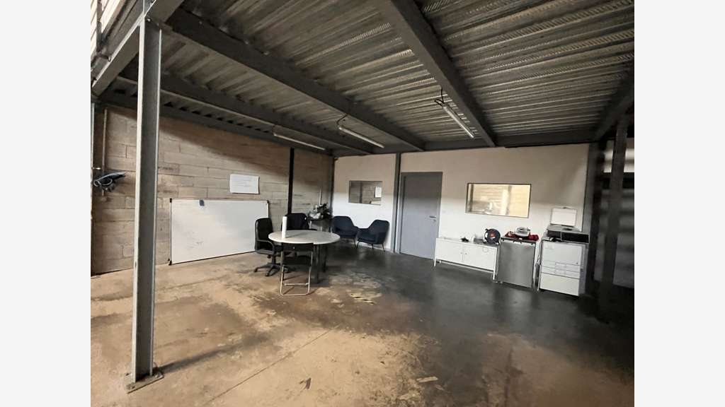 À LOUER Local d'activités de 540 m² avec bureaux