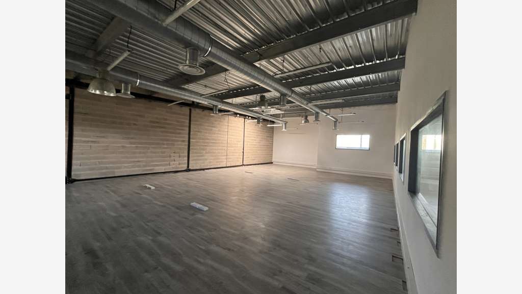 À LOUER Local d'activités de 540 m² avec bureaux