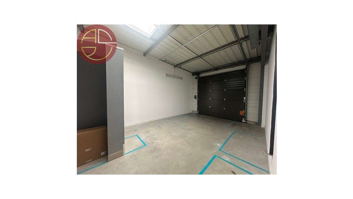 A louer entrepôt bon standing 224m² à Montrabé 