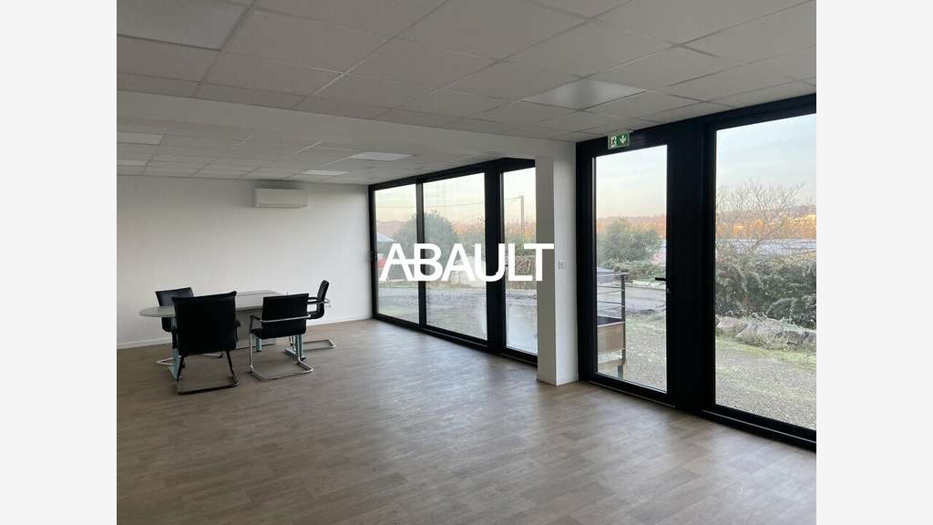 A louer local de 220m² accès facilité à Montrabé